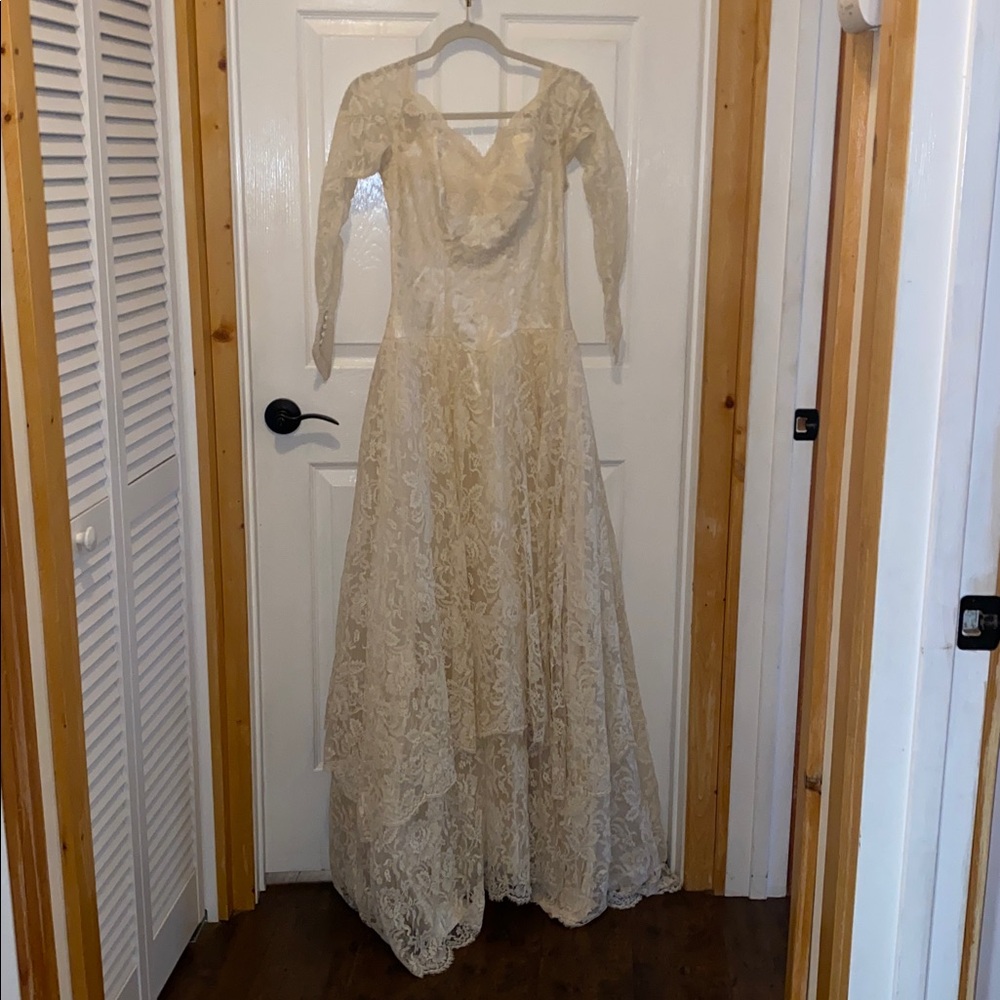 Vintage Elegant Lace Long-Sleeve Wedding Dress
